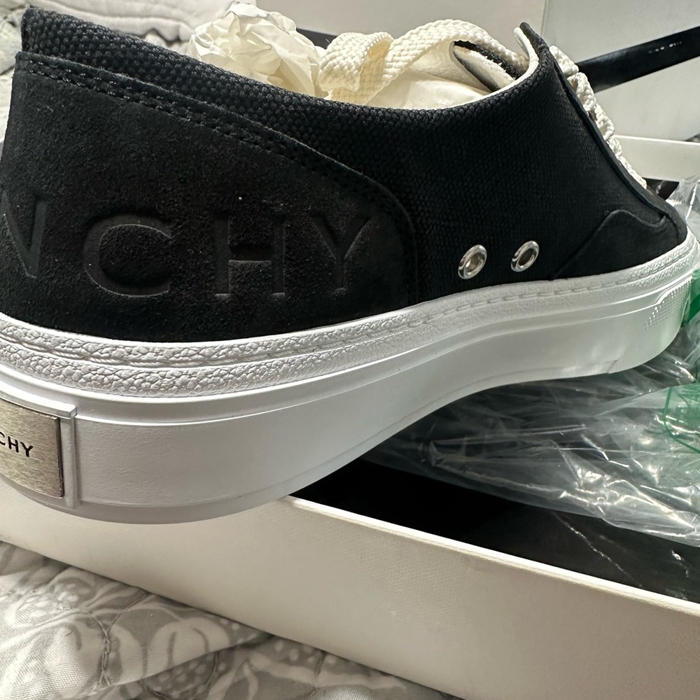 Givenchy Monochrome Sneakers with Silver Accent - Picture 4 of 10
